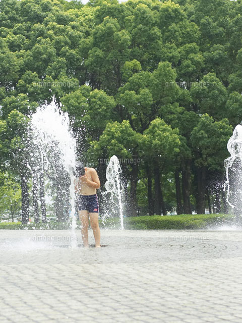 噴水で遊ぶ日本人の男の子 の写真素材 イラスト素材 アマナイメージズ