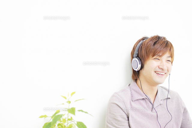 部屋で音楽を聴く日本人男性 の写真素材 イラスト素材 アマナイメージズ