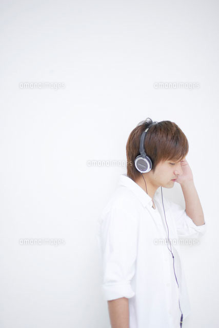 音楽を聴いている日本人２０代男性 の写真素材 イラスト素材 アマナイメージズ