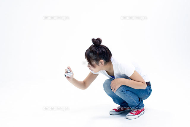 デジタルカメラを構える日本人女性 の写真素材 イラスト素材 アマナイメージズ