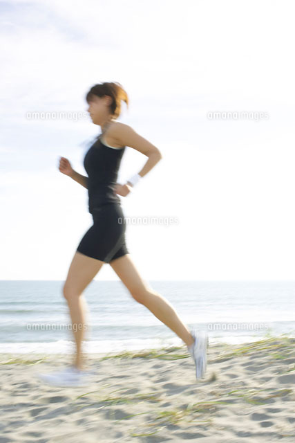 砂浜をランニングをする日本人女性 の写真素材 イラスト素材 アマナイメージズ