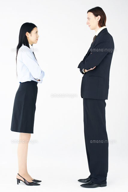 スーツ姿の外国人男性と日本人女性 の写真素材 イラスト素材 アマナイメージズ
