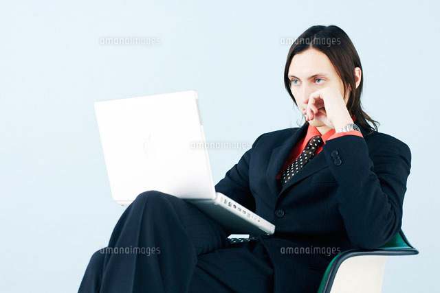 パソコンを打つスーツ姿の外国人男性 の写真素材 イラスト素材 アマナイメージズ