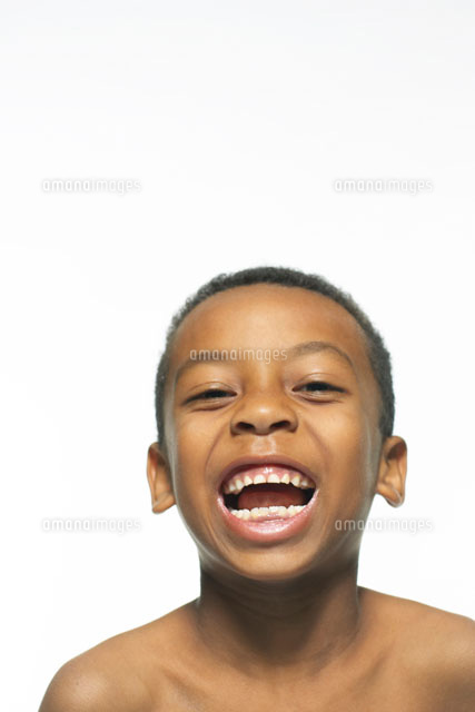 笑うハーフの男の子 の写真素材 イラスト素材 アマナイメージズ