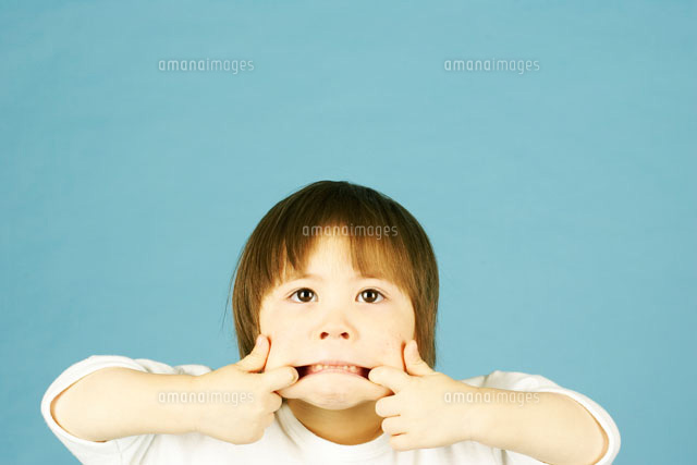 口を広げる女の子 の写真素材 イラスト素材 アマナイメージズ