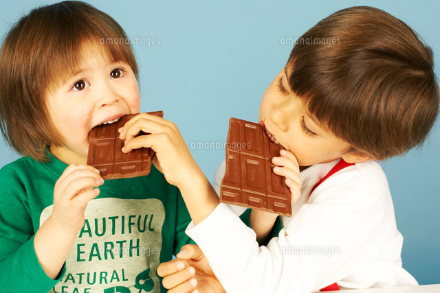 チョコレートを食べる兄妹 の写真素材 イラスト素材 アマナイメージズ