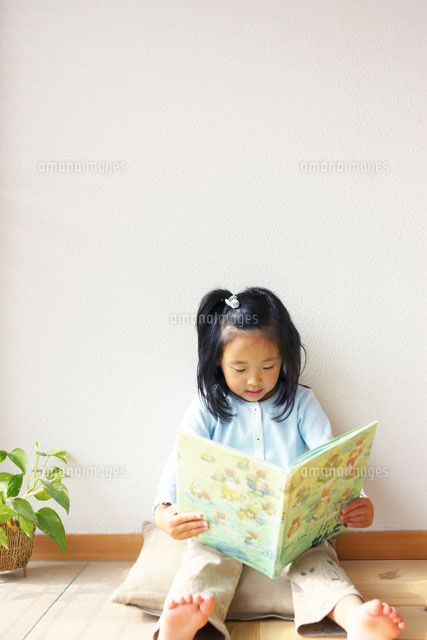 絵本を読む女の子[02336001509]の写真・イラスト素材｜アマナイメージズ