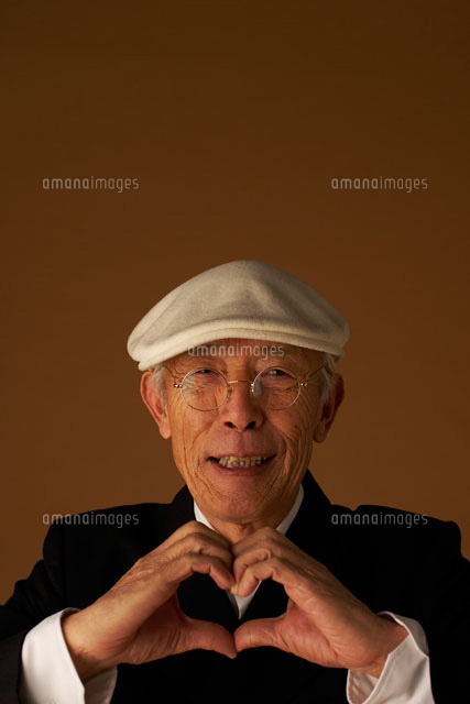 手でハート型を作る７０代の男性 a の写真素材 イラスト素材 アマナイメージズ