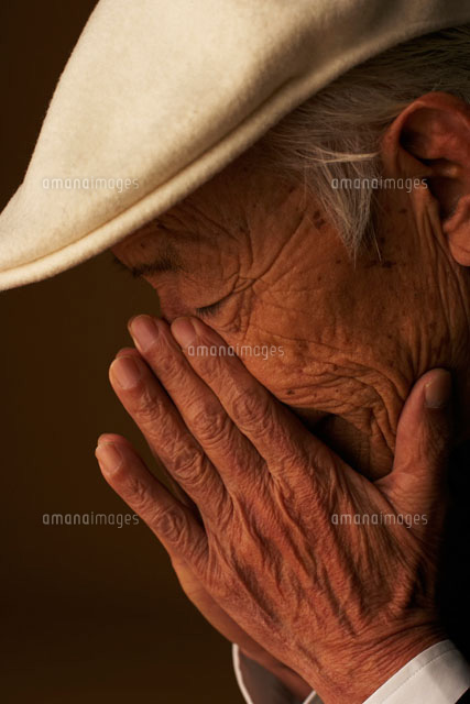 顔の前で手を合わせる７０代の男性 a の写真素材 イラスト素材 アマナイメージズ