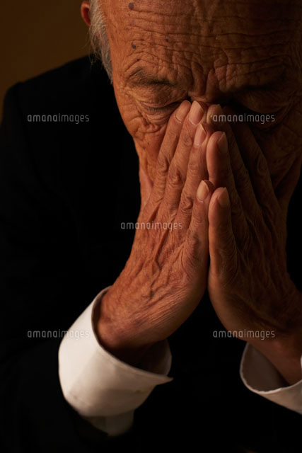 顔の前で手を合わせる７０代の男性 b の写真素材 イラスト素材 アマナイメージズ