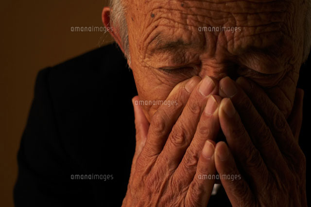 顔の前で手を合わせる７０代の男性 e の写真素材 イラスト素材 アマナイメージズ