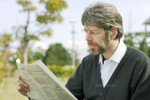 ベンチで新聞を読む外国人男性 a の写真素材 イラスト素材 アマナイメージズ