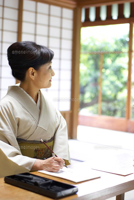 書道をする着物姿のシニア女性 b の写真素材 イラスト素材 アマナイメージズ 書道をする着物姿のシニア女性 b の写真素材 イラスト素材 アマナイメージズ