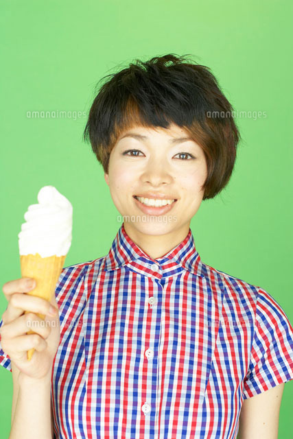 ソフトクリームを食べる女性 の写真素材 イラスト素材 アマナイメージズ