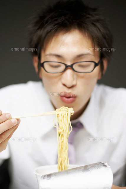 カップラーメンを食べるビジネスマン a の写真素材 イラスト素材 アマナイメージズ