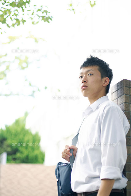校門に立つ男子高校生 の写真素材 イラスト素材 アマナイメージズ