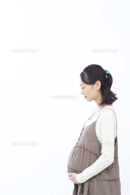 お腹に手を添える妊婦の横姿 a の写真素材 イラスト素材 アマナイメージズ