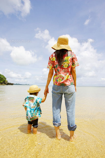 波打ち際に立ち海を見る親子の後ろ姿 a の写真素材 イラスト素材 アマナイメージズ