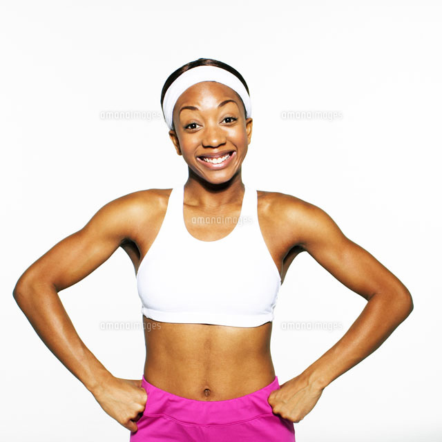 エクササイズウエアーでポーズをとる黒人女性 の写真素材 イラスト素材 アマナイメージズ