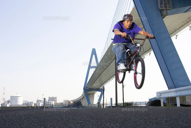 橋の下でbmxに乗りジャンプする男性 の写真素材 イラスト素材 アマナイメージズ