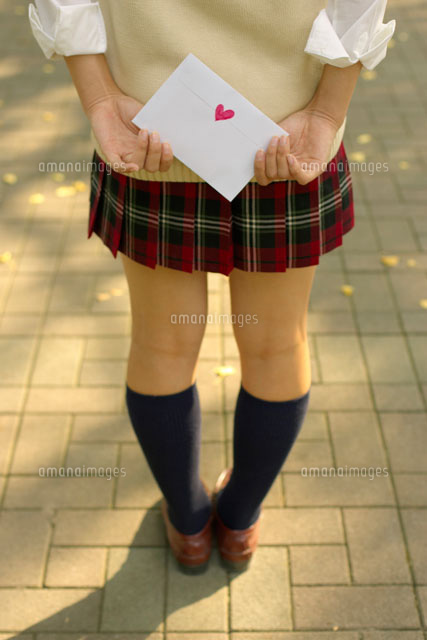 ラブレターを後ろにかくす女子高校生 の写真素材 イラスト素材 アマナイメージズ