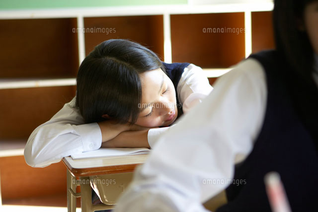 授業中居眠りする女子中学生 の写真素材 イラスト素材 アマナイメージズ