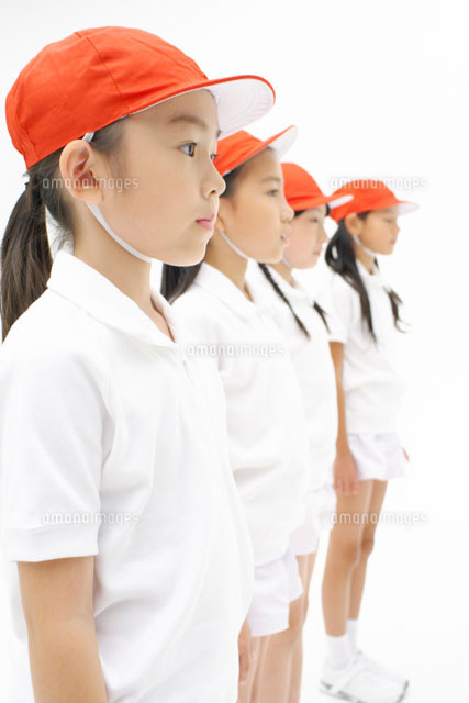 整列する女の子4人の横顔 の写真素材 イラスト素材 アマナイメージズ