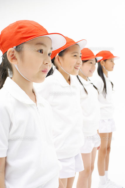 整列する女の子4人の横顔 a の写真素材 イラスト素材 アマナイメージズ