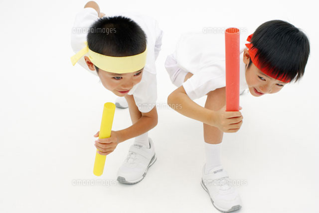 リレーバトンを持った男の子2人 の写真素材 イラスト素材 アマナイメージズ