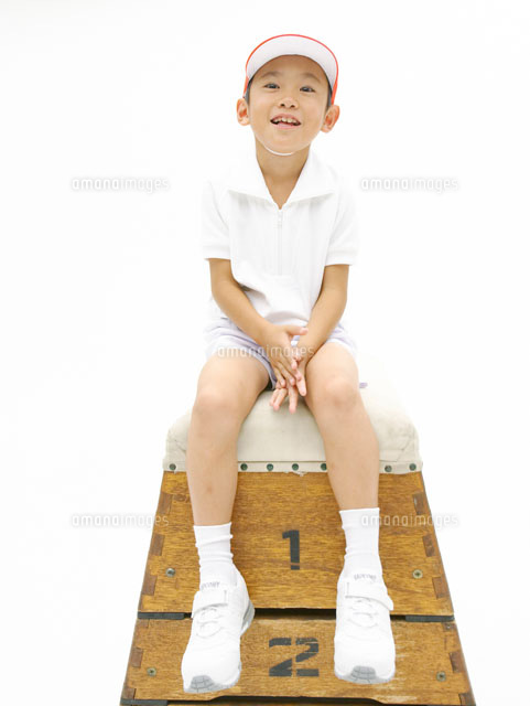 跳び箱に座る男の子 a の写真素材 イラスト素材 アマナイメージズ