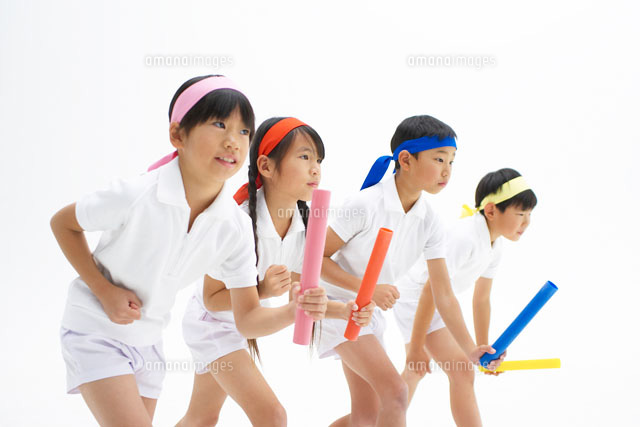 リレーのスタート前の子供たち の写真素材 イラスト素材 アマナイメージズ