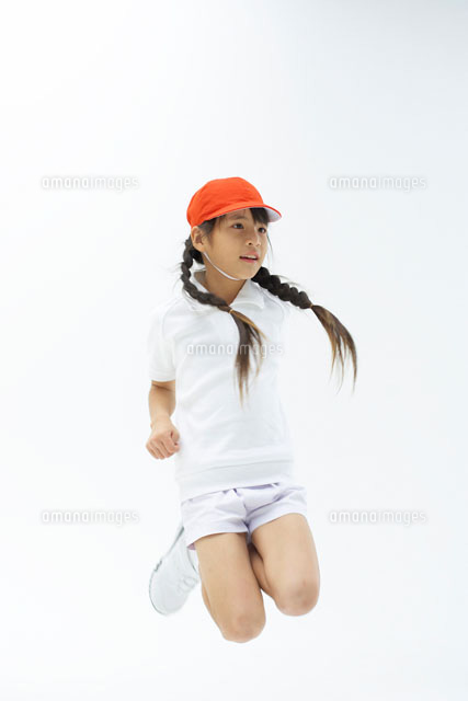 体操着姿でジャンプする女の子 の写真素材 イラスト素材 アマナイメージズ