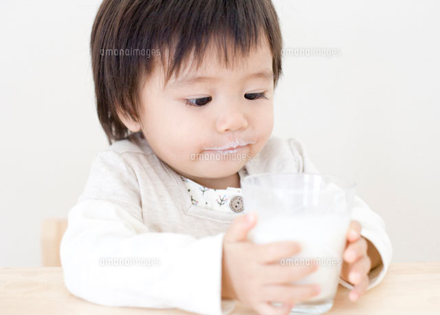 牛乳を飲む赤ちゃん の写真素材 イラスト素材 アマナイメージズ