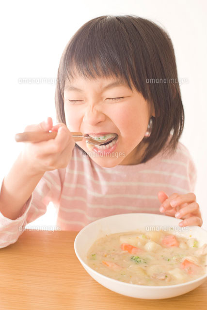 シチューを食べる女の子 の写真素材 イラスト素材 アマナイメージズ