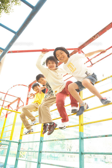 校庭の遊具で遊ぶ小学生 の写真素材 イラスト素材 アマナイメージズ