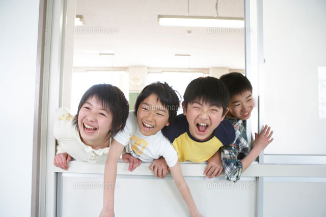 教室の窓から顔を出す小学生 a の写真素材 イラスト素材 アマナイメージズ