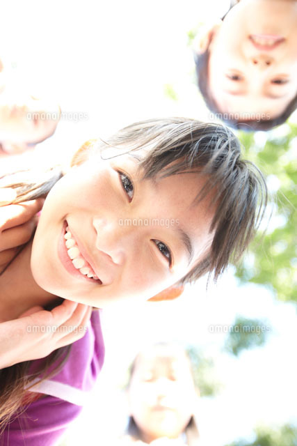 笑顔でこちらを覗き込む女の子 の写真素材 イラスト素材 アマナイメージズ
