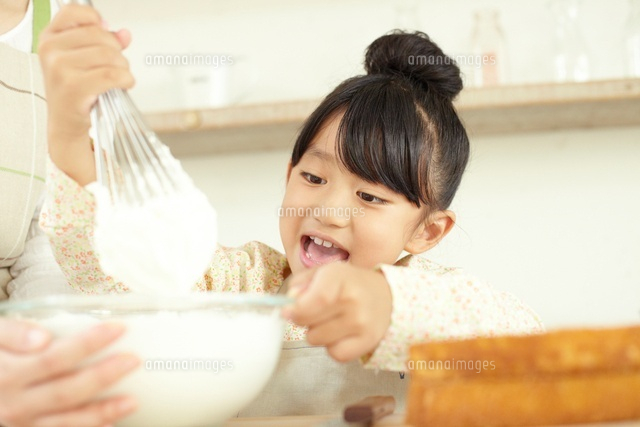 キッチンでボールに入ったクリームを泡立てている女の子 の写真素材 イラスト素材 アマナイメージズ