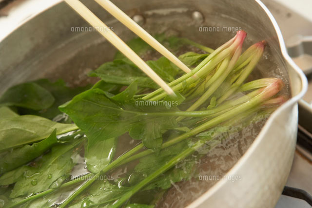 沸騰したお湯の中のホウレン草 の写真素材 イラスト素材 アマナイメージズ