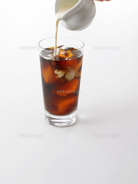 ミルクを注ぐアイスコーヒー の写真素材 イラスト素材 アマナイメージズ