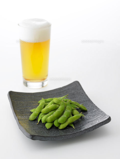 枝豆とビール の写真素材 イラスト素材 アマナイメージズ