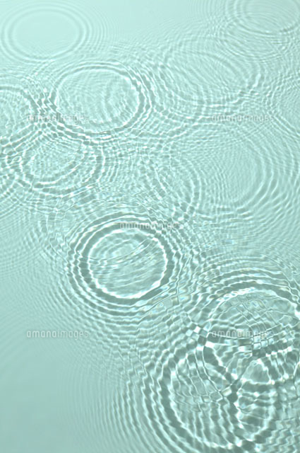 緑色の水の波紋 a の写真素材 イラスト素材 アマナイメージズ