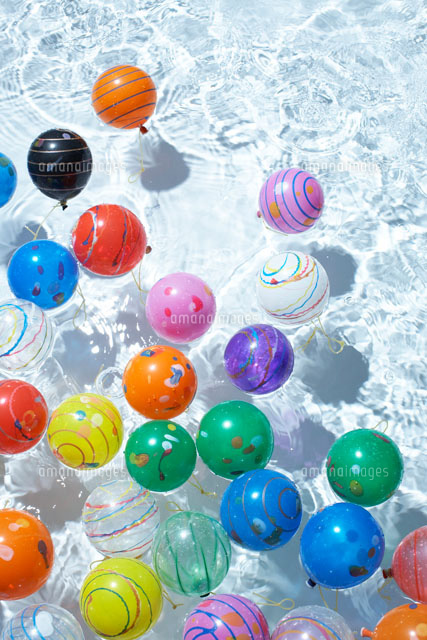 水ヨーヨー風船と波紋 c の写真素材 イラスト素材 アマナイメージズ