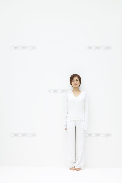 白い服を着た日本人女性 の写真素材 イラスト素材 アマナイメージズ