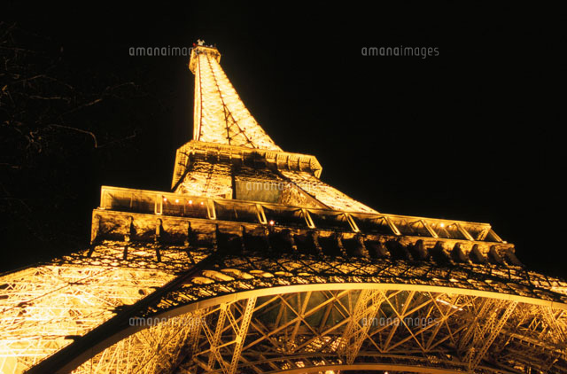 ライトアップされたエッフェル塔[02350001596]の写真・イラスト素材