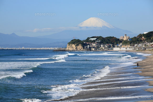 サーファーのいる七里ヶ浜の海岸線と江ノ島と富士山[02351001572]の