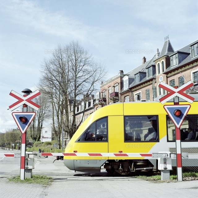 デンマークの列車と踏み切り の写真素材 イラスト素材 アマナイメージズ