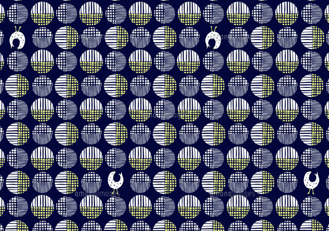 鳥と丸窓 の写真素材 イラスト素材 アマナイメージズ