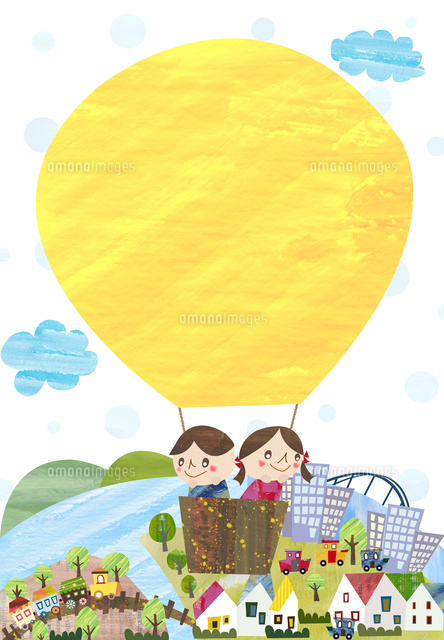 気球に乗るこどもたちと町並み の写真素材 イラスト素材 アマナイメージズ