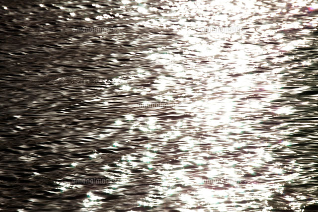 明かりが反射している水面 a の写真素材 イラスト素材 アマナイメージズ